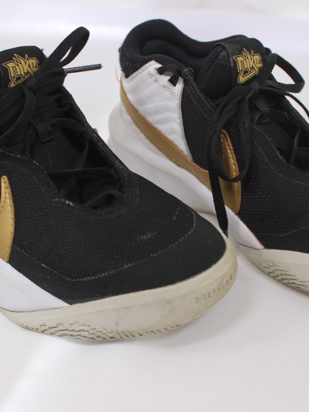 Nike Team Hustle D10 Black/Gold Kids Shoes 4Y
